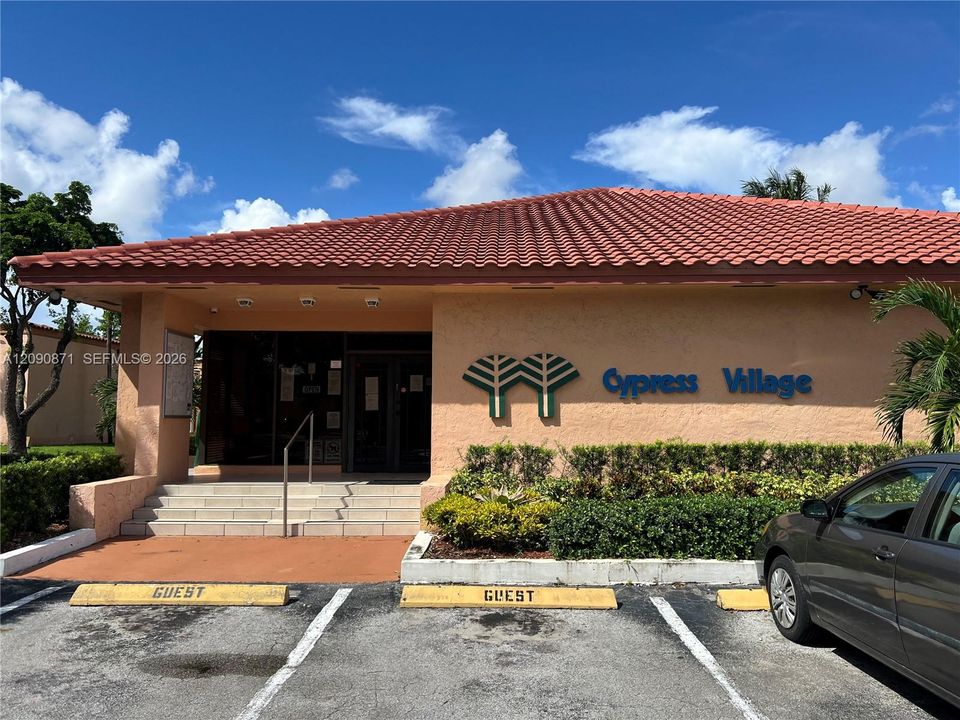 For Rent: $2,250 (2 beds, 1 baths, 816 Square Feet)