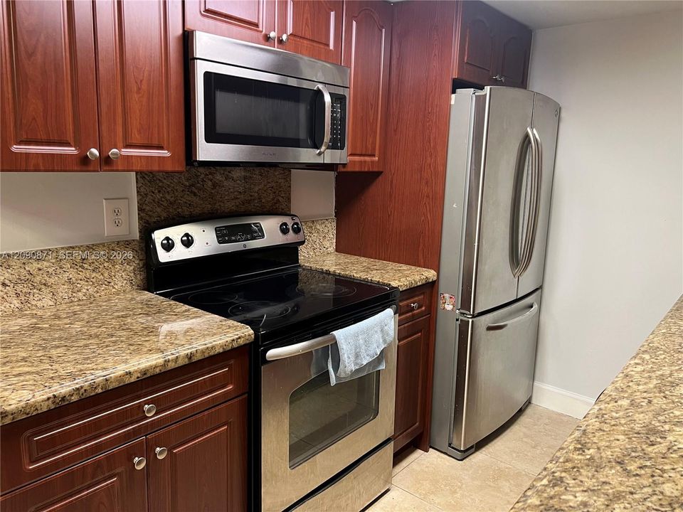 For Rent: $2,250 (2 beds, 1 baths, 816 Square Feet)