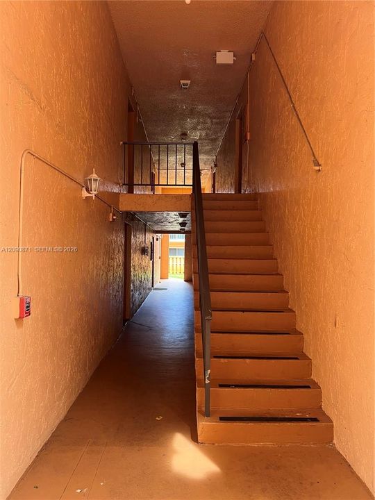 For Rent: $2,250 (2 beds, 1 baths, 816 Square Feet)