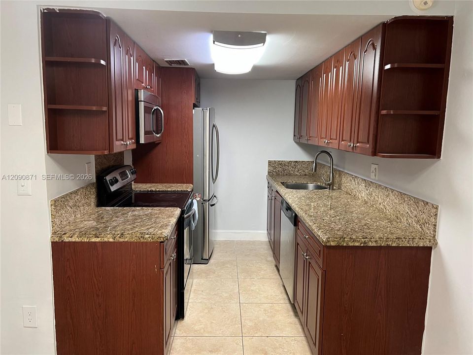 For Rent: $2,250 (2 beds, 1 baths, 816 Square Feet)