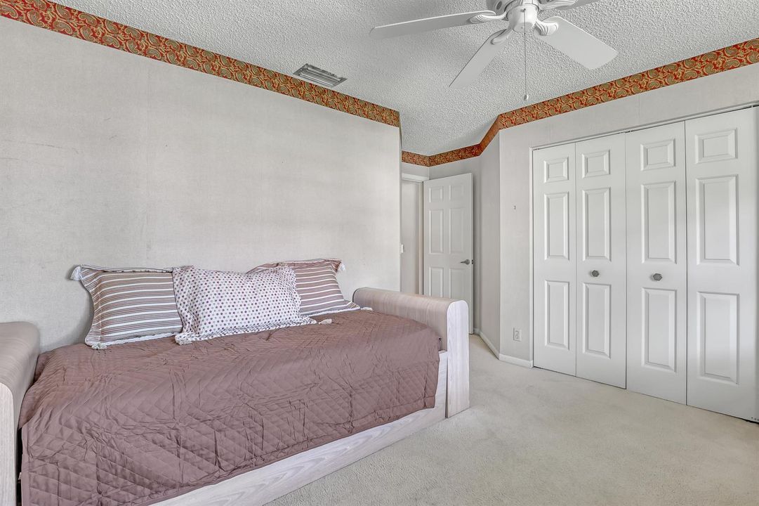 Built-in daybed