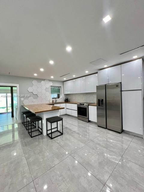 For Rent: $2,800 (2 beds, 1 baths, 1012 Square Feet)