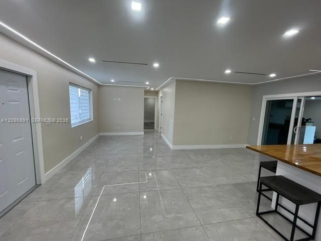 For Rent: $2,800 (2 beds, 1 baths, 1012 Square Feet)