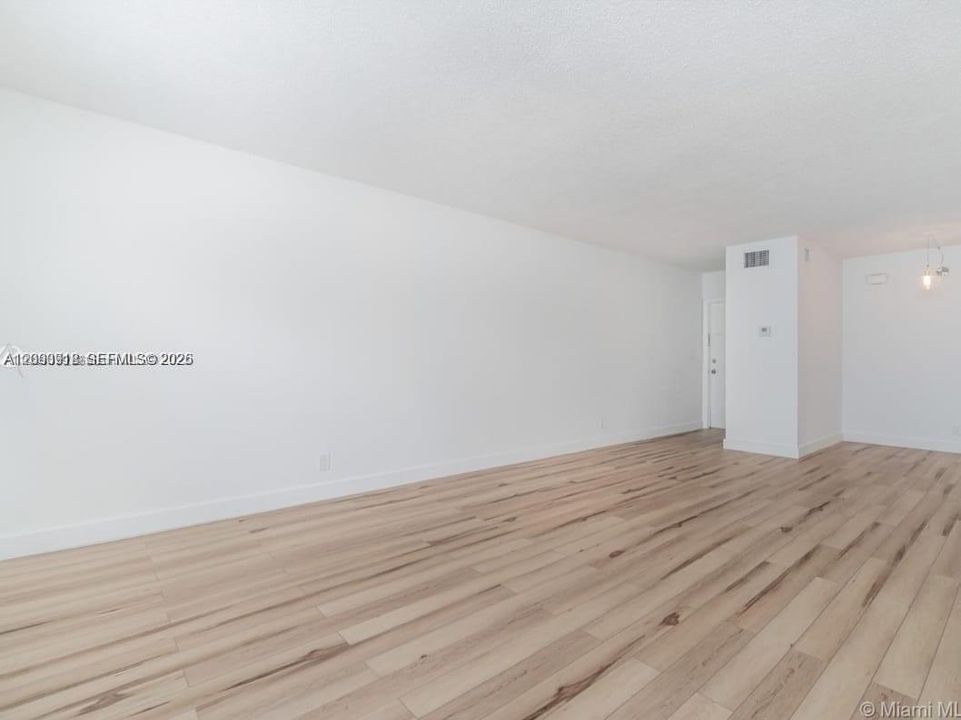 For Sale: $157,800 (1 beds, 1 baths, 685 Square Feet)