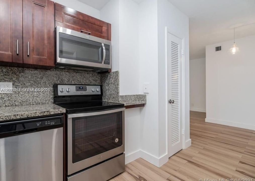 For Sale: $157,800 (1 beds, 1 baths, 685 Square Feet)