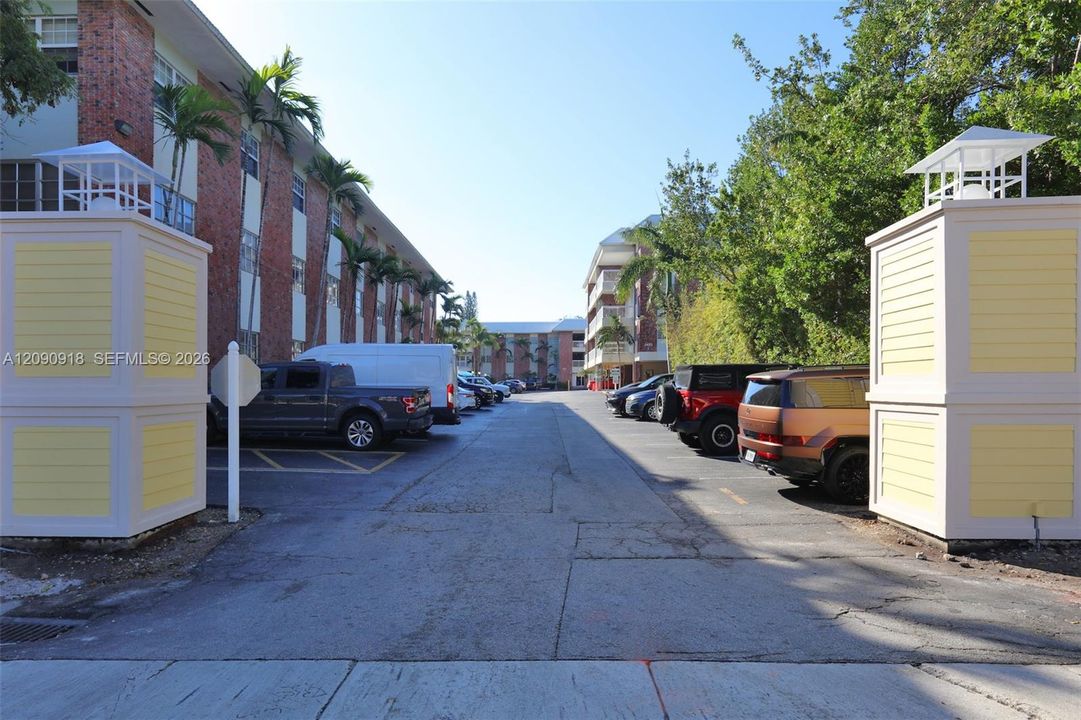 For Sale: $157,800 (1 beds, 1 baths, 685 Square Feet)