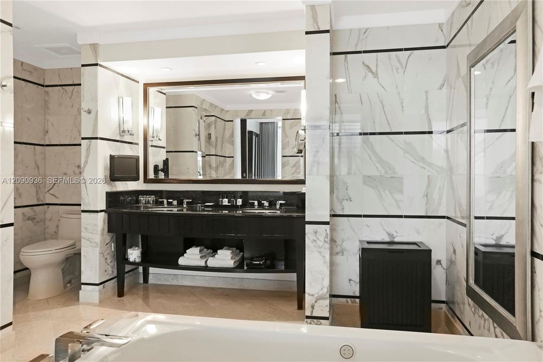 For Sale: $1,475,000 (1 beds, 1 baths, 958 Square Feet)