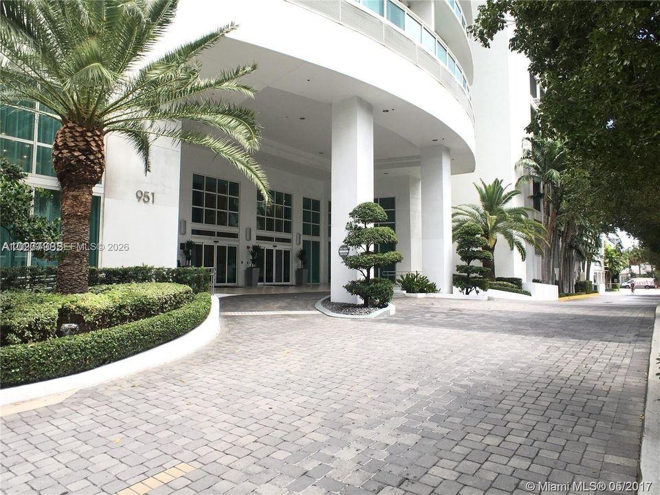 For Rent: $3,000 (1 beds, 1 baths, 639 Square Feet)