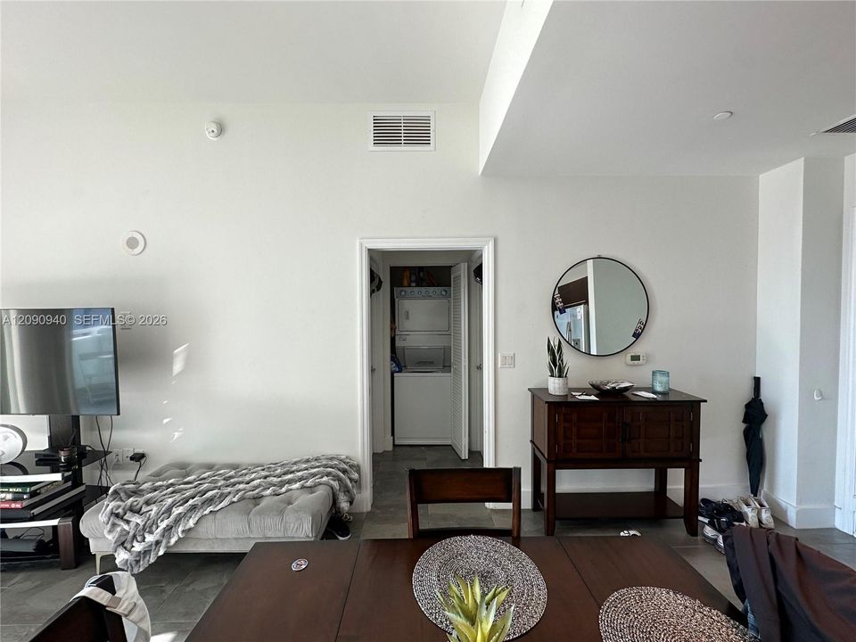 For Rent: $3,000 (1 beds, 1 baths, 639 Square Feet)