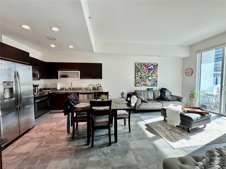 For Rent: $3,000 (1 beds, 1 baths, 639 Square Feet)
