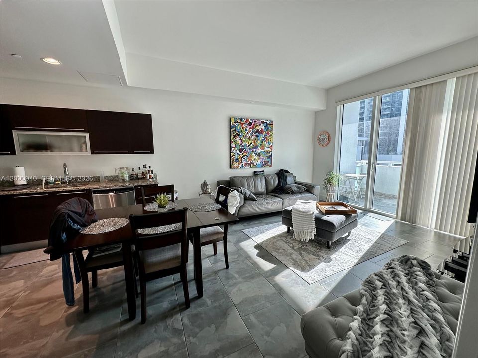 For Rent: $3,000 (1 beds, 1 baths, 639 Square Feet)