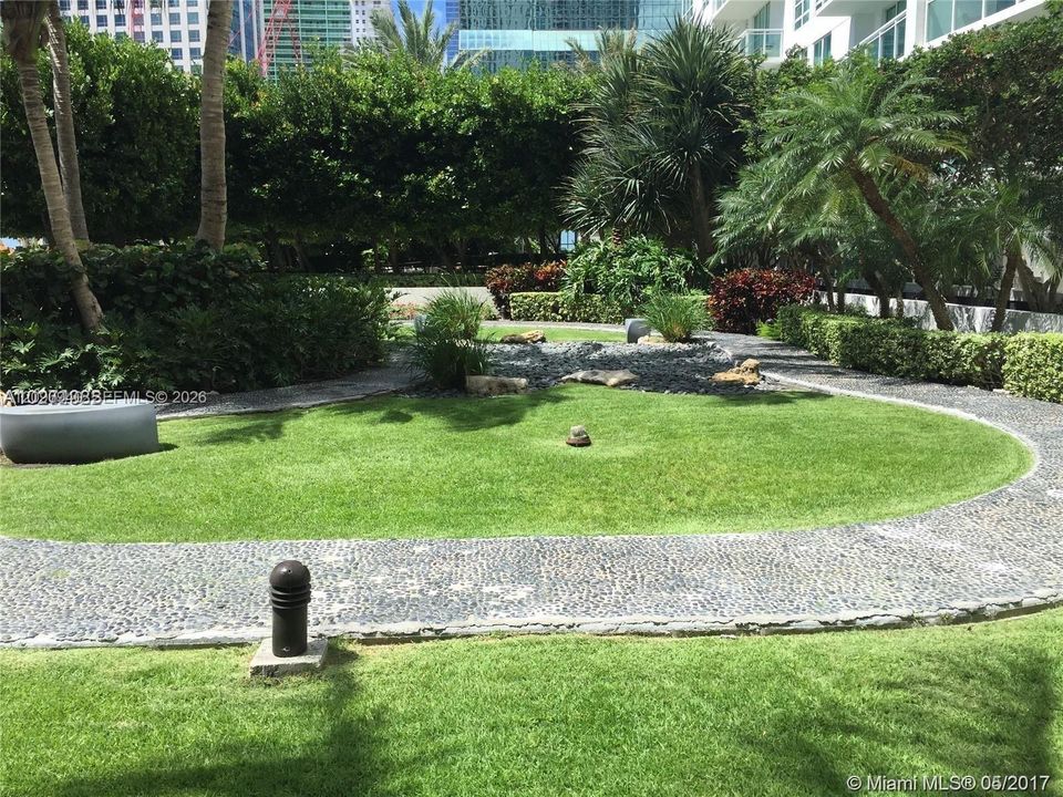 For Rent: $3,000 (1 beds, 1 baths, 639 Square Feet)