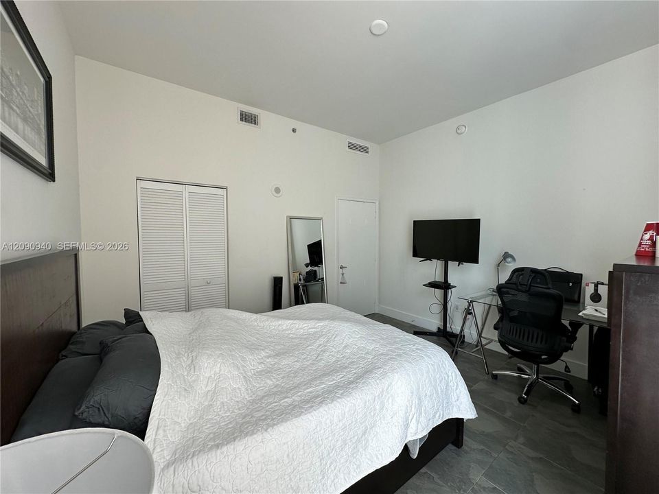 For Rent: $3,000 (1 beds, 1 baths, 639 Square Feet)