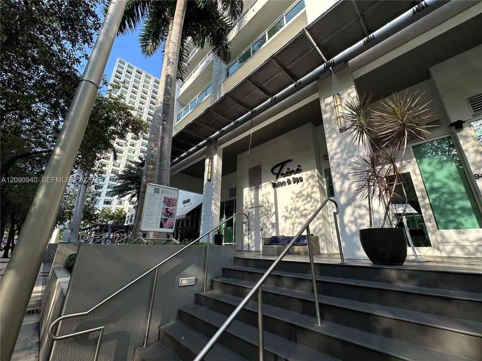 For Rent: $3,000 (1 beds, 1 baths, 639 Square Feet)