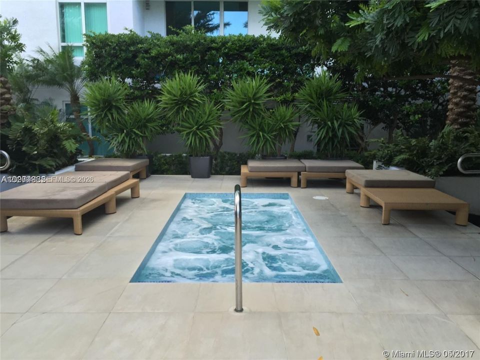 For Rent: $3,000 (1 beds, 1 baths, 639 Square Feet)