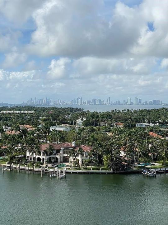 For Sale: $379,000 (1 beds, 1 baths, 910 Square Feet)