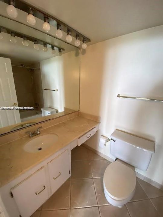 For Sale: $379,000 (1 beds, 1 baths, 910 Square Feet)