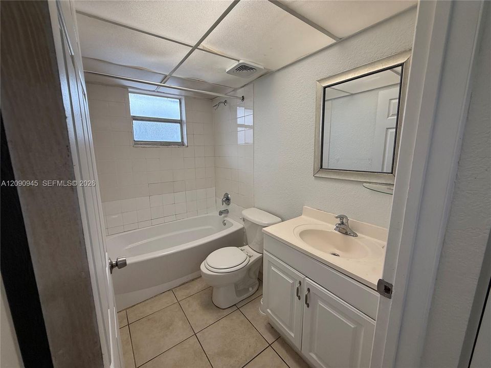For Sale: $119,000 (1 beds, 1 baths, 736 Square Feet)