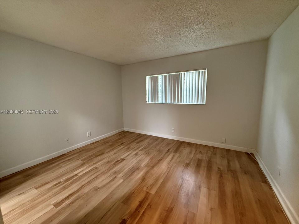 For Sale: $119,000 (1 beds, 1 baths, 736 Square Feet)