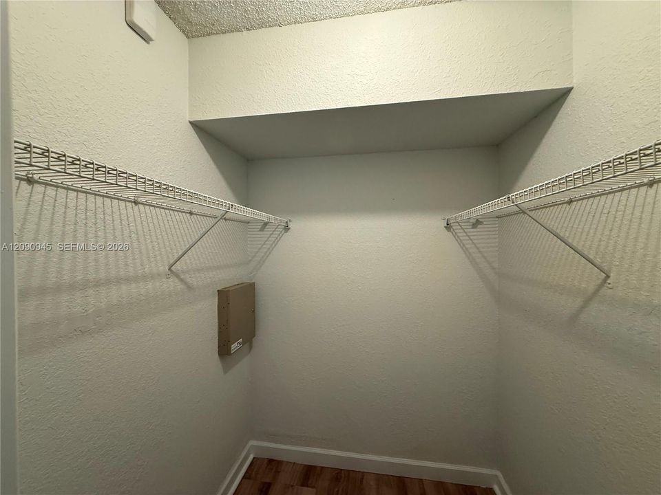 For Sale: $119,000 (1 beds, 1 baths, 736 Square Feet)