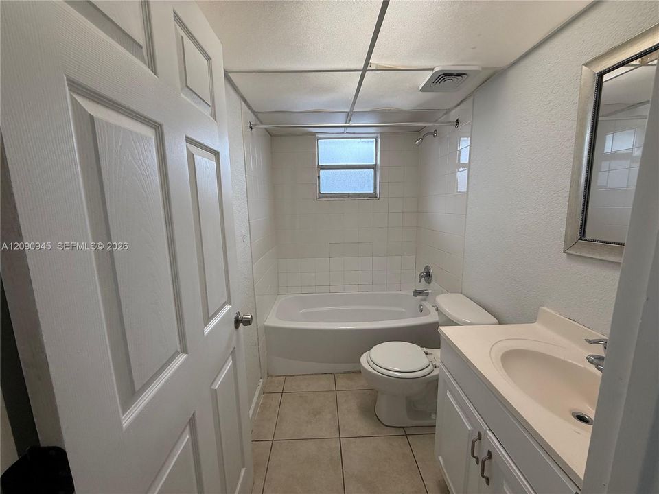 For Sale: $119,000 (1 beds, 1 baths, 736 Square Feet)