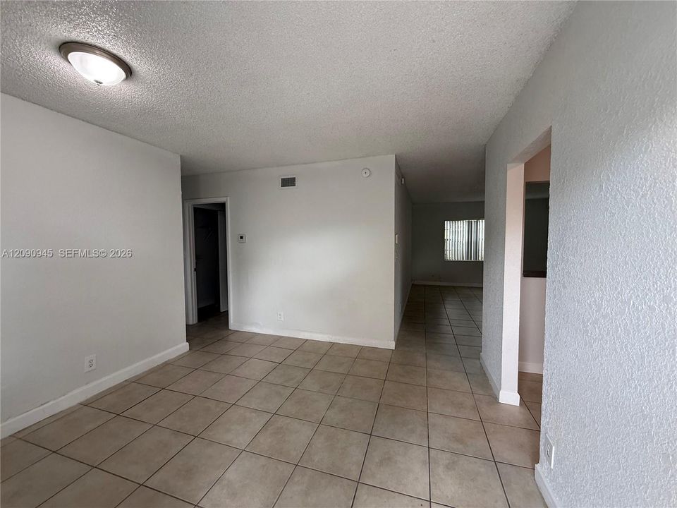 For Sale: $119,000 (1 beds, 1 baths, 736 Square Feet)