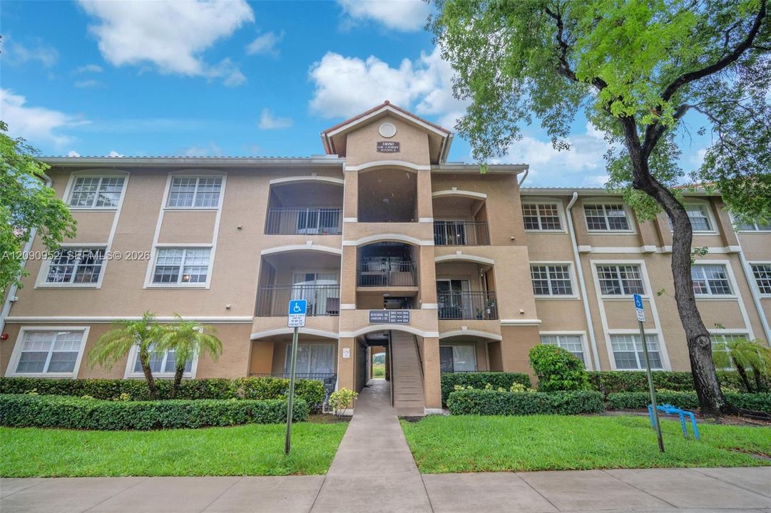 For Rent: $2,200 (1 beds, 1 baths, 810 Square Feet)