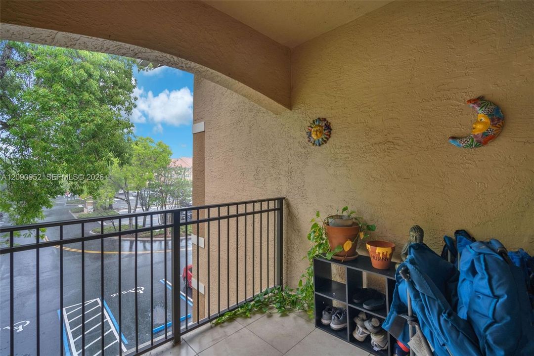 For Rent: $2,200 (1 beds, 1 baths, 810 Square Feet)