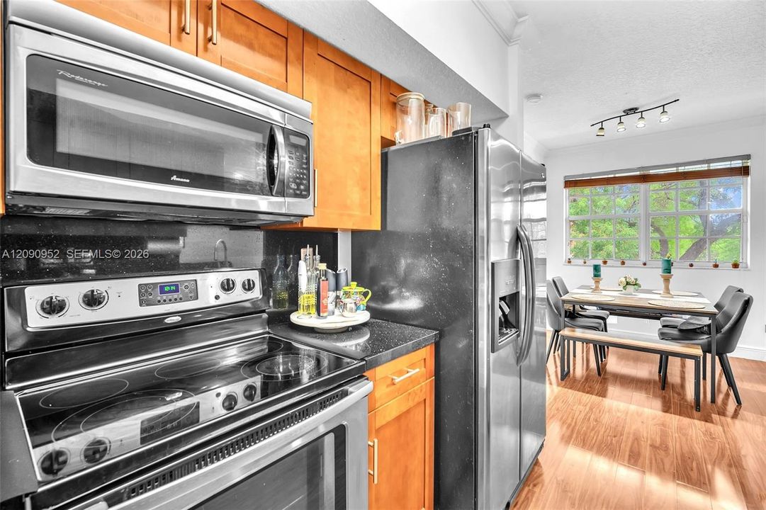 For Rent: $2,200 (1 beds, 1 baths, 810 Square Feet)
