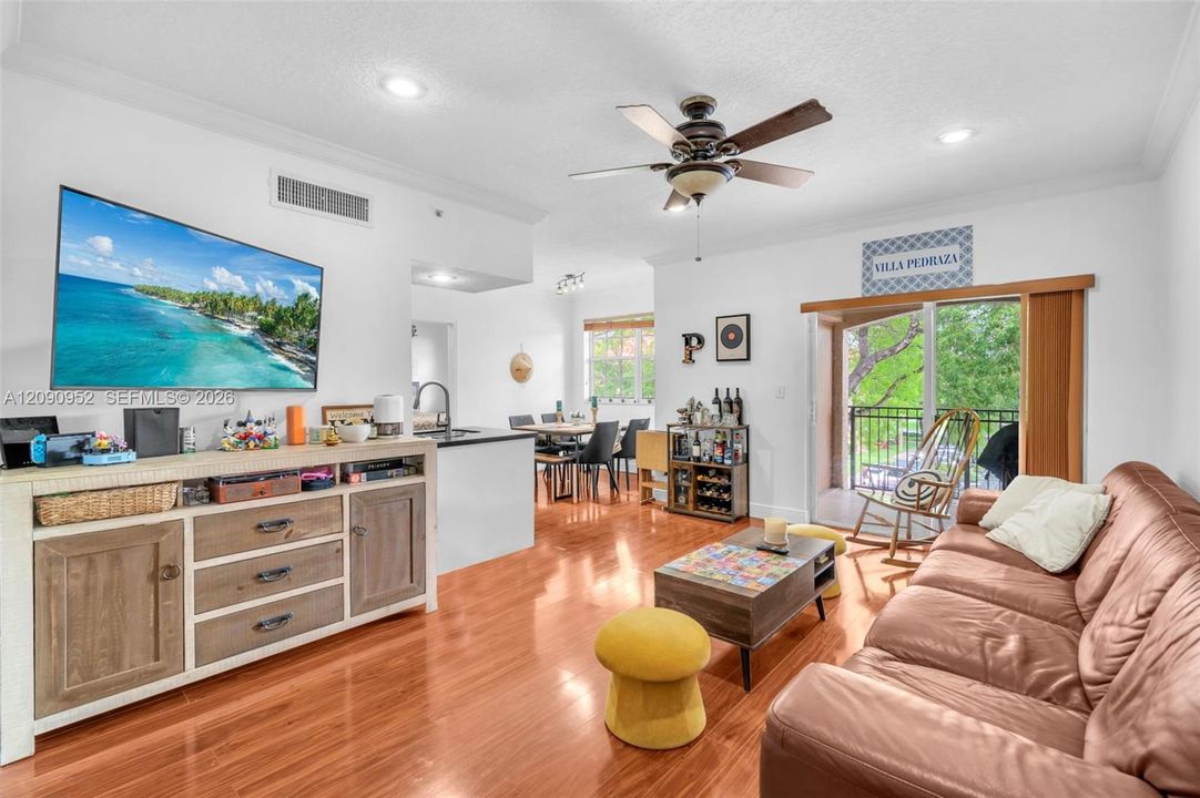 For Rent: $2,200 (1 beds, 1 baths, 810 Square Feet)