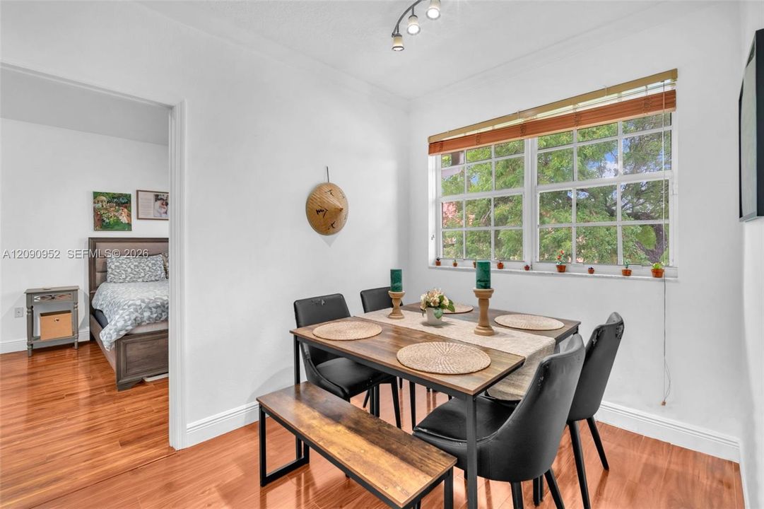 For Rent: $2,200 (1 beds, 1 baths, 810 Square Feet)
