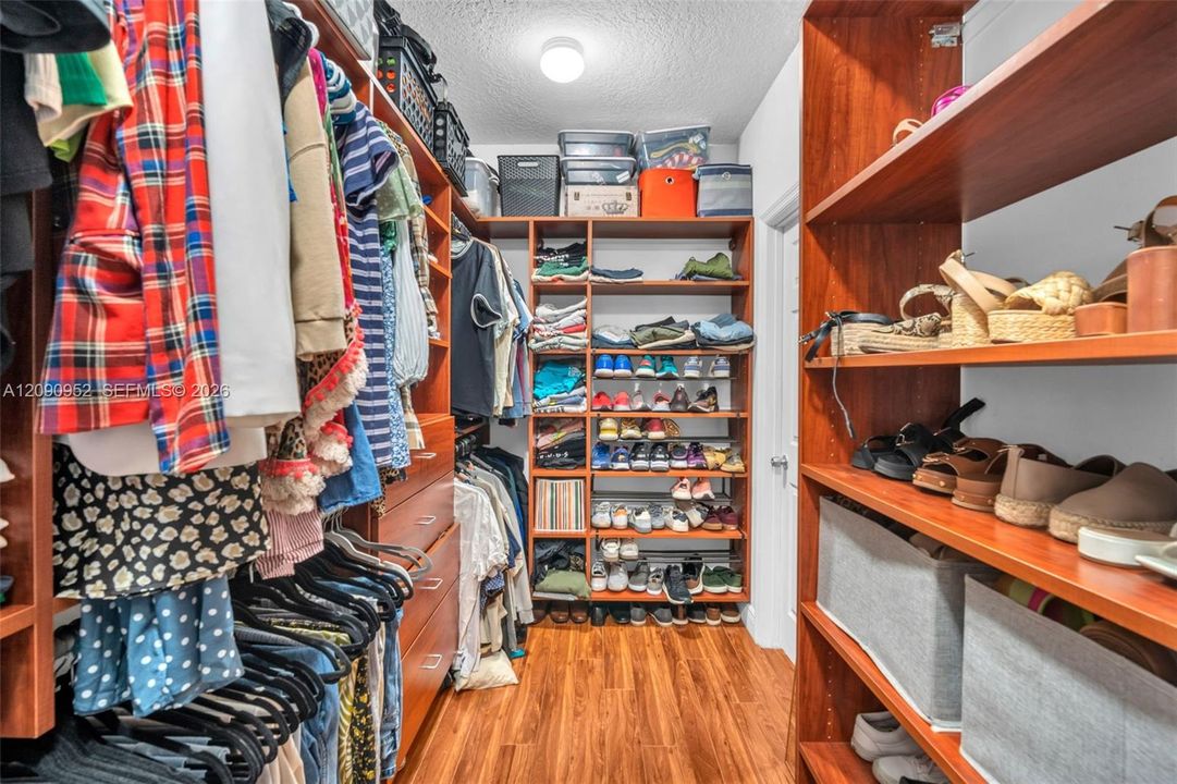 For Rent: $2,200 (1 beds, 1 baths, 810 Square Feet)