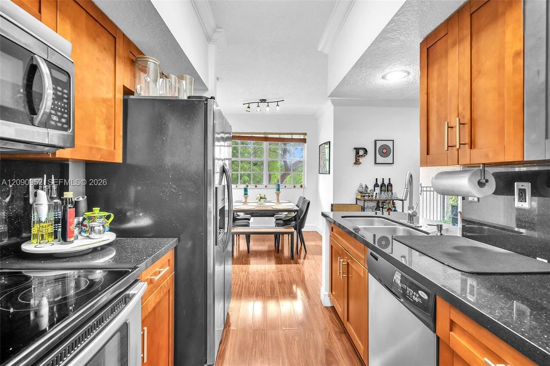 For Rent: $2,200 (1 beds, 1 baths, 810 Square Feet)