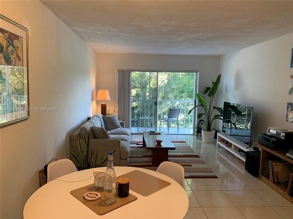 For Rent: $1,760 (1 beds, 1 baths, 711 Square Feet)
