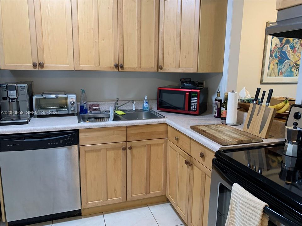 For Rent: $1,760 (1 beds, 1 baths, 711 Square Feet)