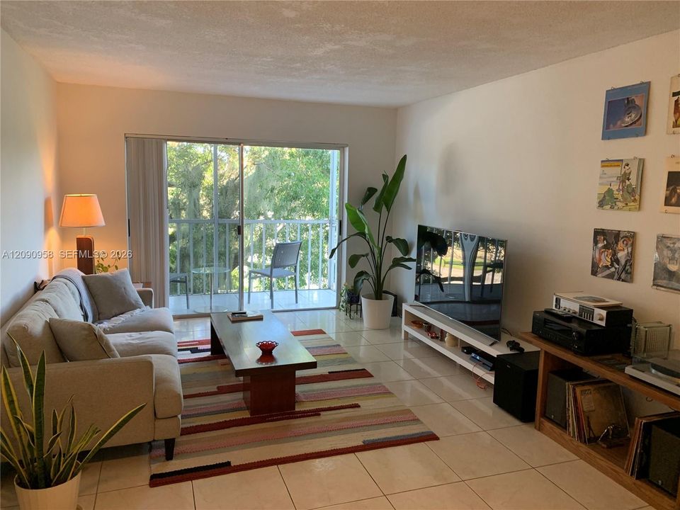 For Rent: $1,760 (1 beds, 1 baths, 711 Square Feet)
