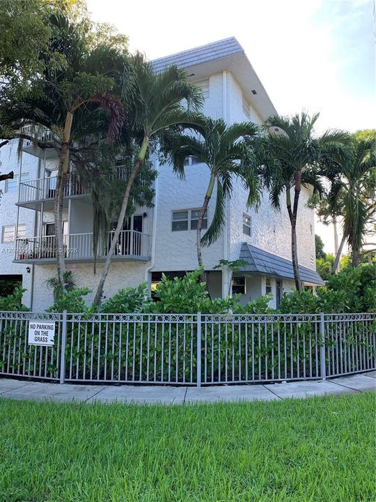 For Rent: $1,760 (1 beds, 1 baths, 711 Square Feet)