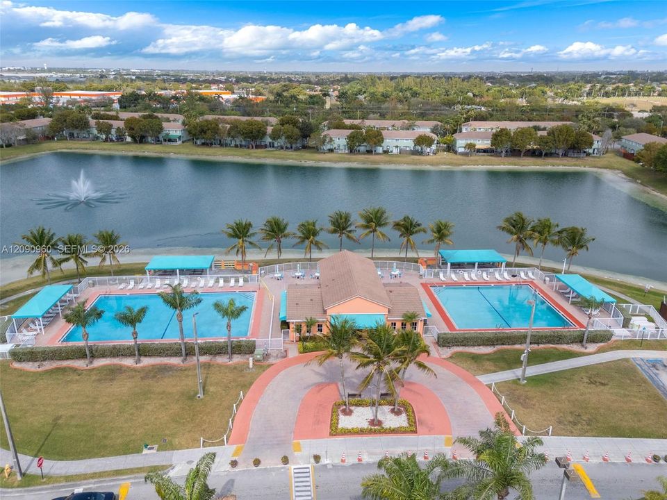 For Sale: $290,000 (3 beds, 3 baths, 1423 Square Feet)