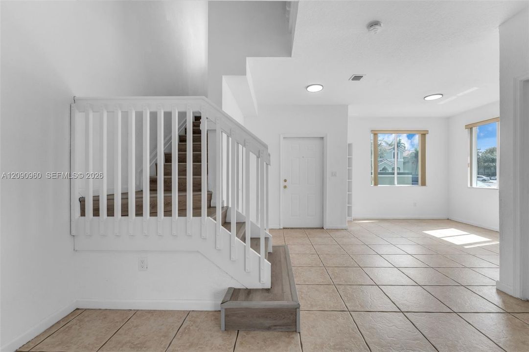 For Sale: $290,000 (3 beds, 3 baths, 1423 Square Feet)