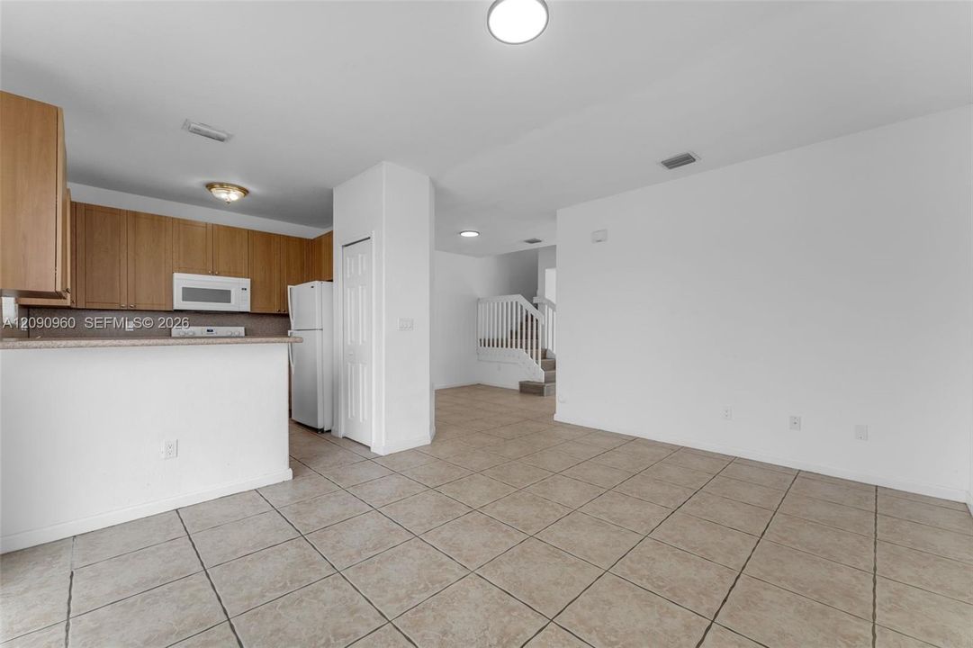 For Sale: $290,000 (3 beds, 3 baths, 1423 Square Feet)