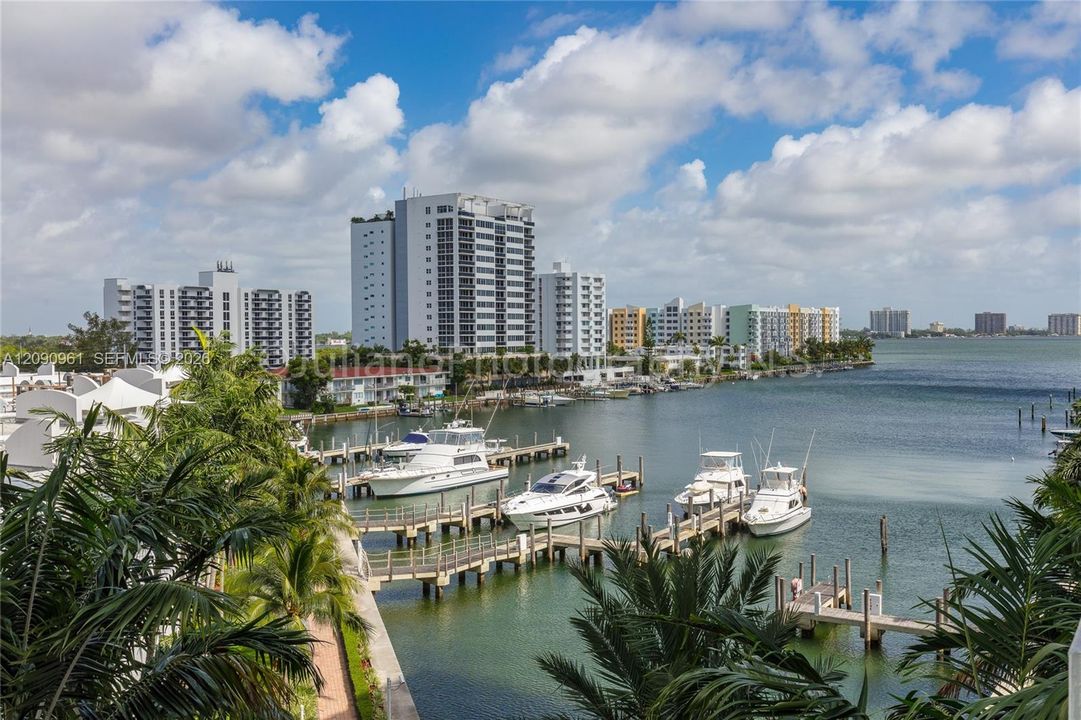 For Sale: $515,000 (2 beds, 2 baths, 1251 Square Feet)