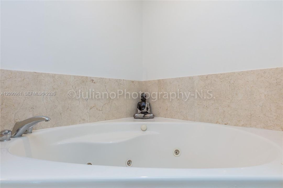 For Sale: $515,000 (2 beds, 2 baths, 1251 Square Feet)