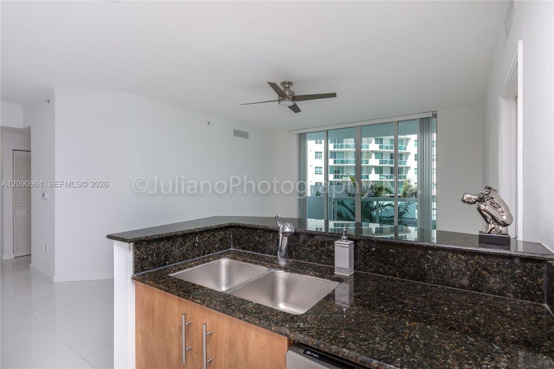 For Sale: $515,000 (2 beds, 2 baths, 1251 Square Feet)