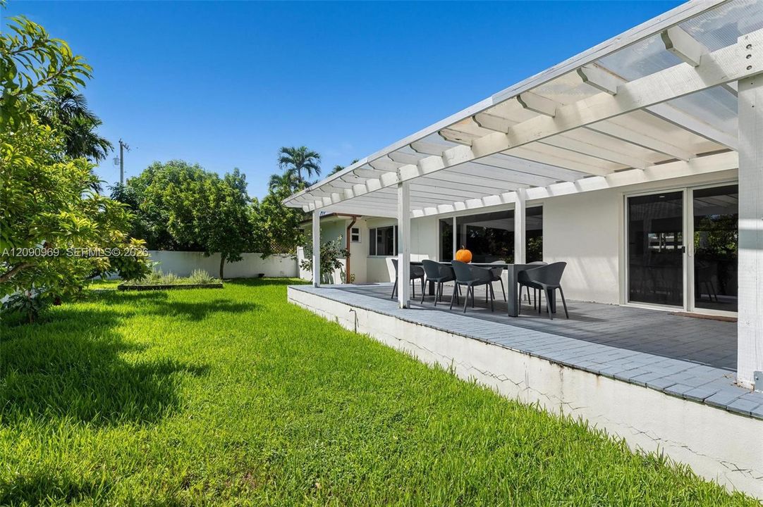 На продажу: $3,299,000 (3 спален, 2 ванн, 1869 Квадратных фут)