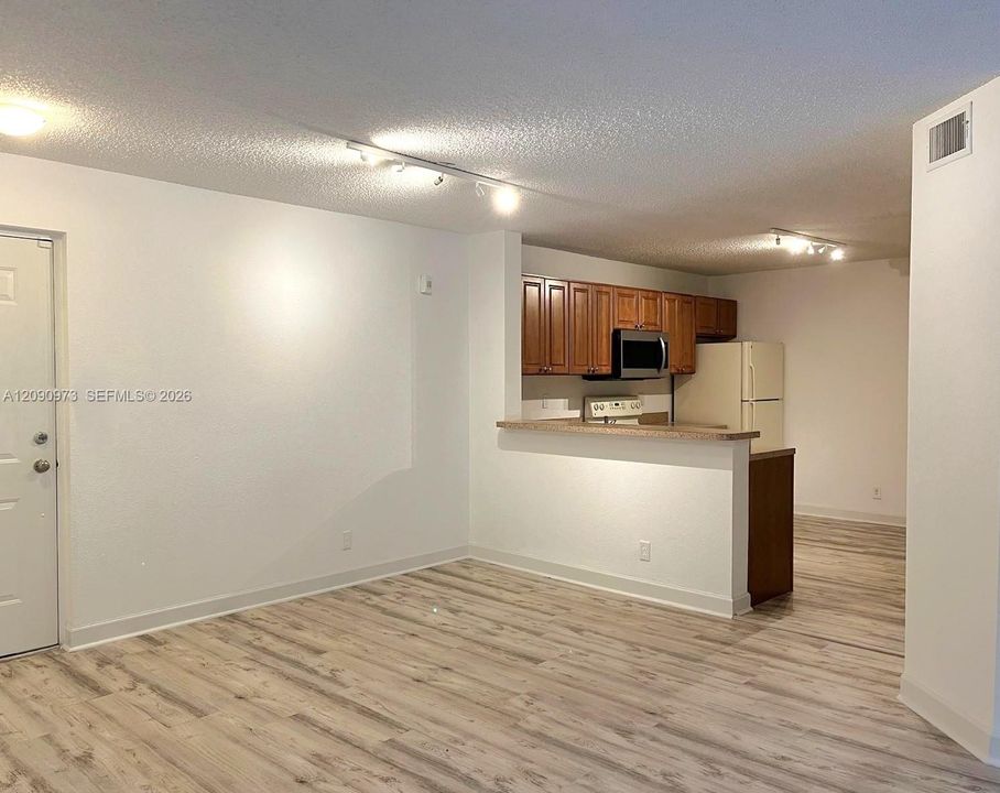 В аренду: $1,900 (1 спален, 1 ванн, 777 Квадратных фут)