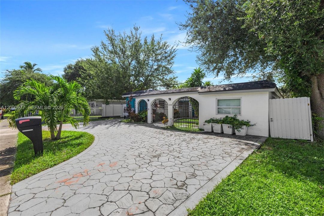 En Venta: $739,000 (4 camas, 3 baños, 1828 Pies cuadrados)
