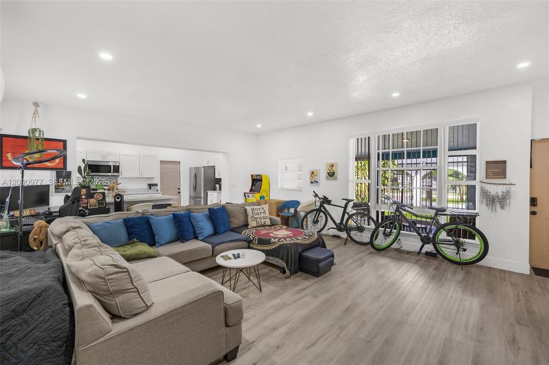 En Venta: $739,000 (4 camas, 3 baños, 1828 Pies cuadrados)