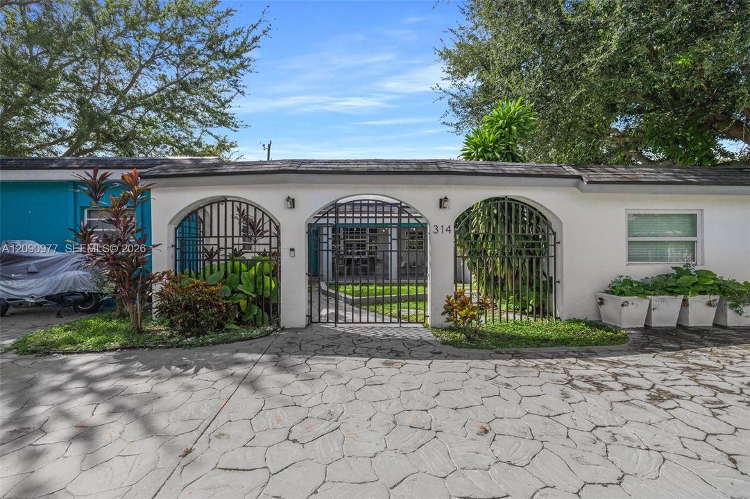En Venta: $739,000 (4 camas, 3 baños, 1828 Pies cuadrados)