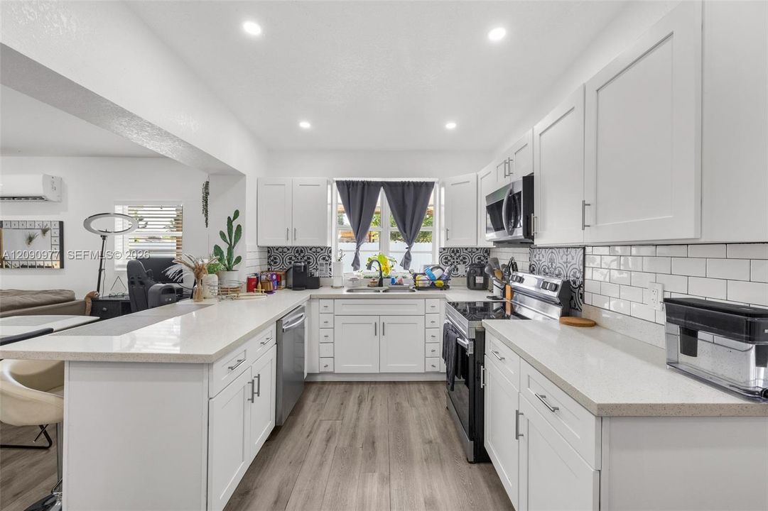 En Venta: $739,000 (4 camas, 3 baños, 1828 Pies cuadrados)