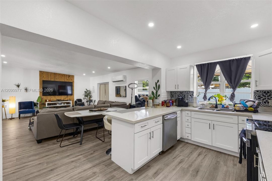 En Venta: $739,000 (4 camas, 3 baños, 1828 Pies cuadrados)